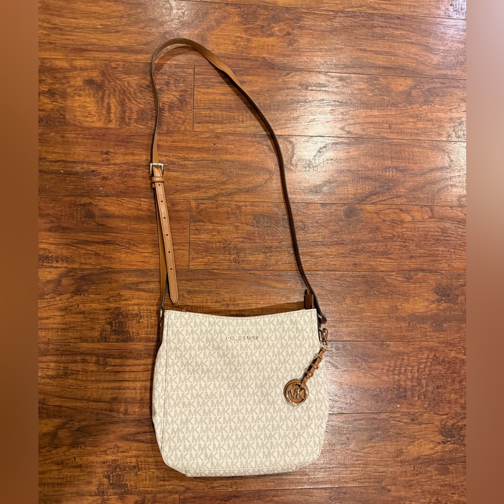 Michael Kors Jet Set Travel  Crossbody